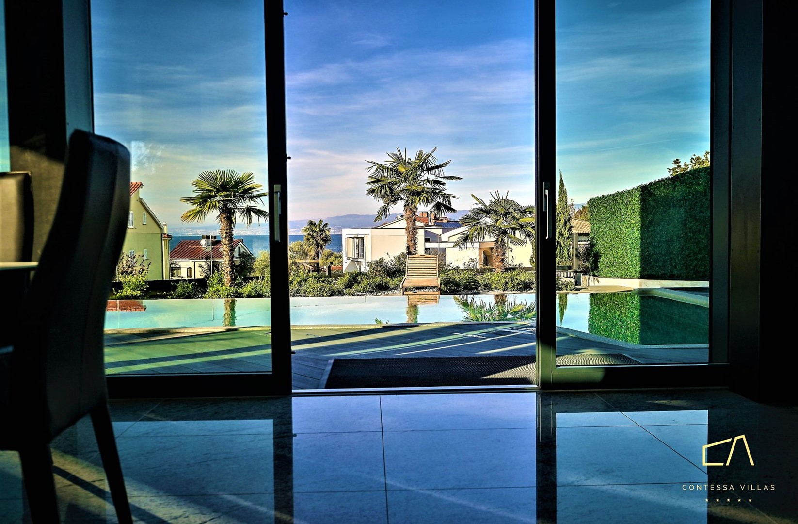 Otmjena Villa SunRise s pogledom na more i bazenom na Krku