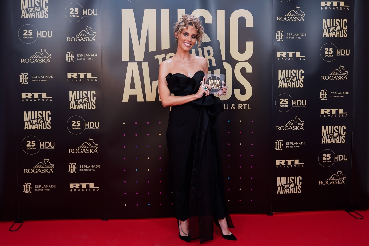 Jedna od najpopularnijih svjetskih glazbenica - Dua Lipa putem video veze se uključila na dodjelu nagrada TOP.HR Music Awards