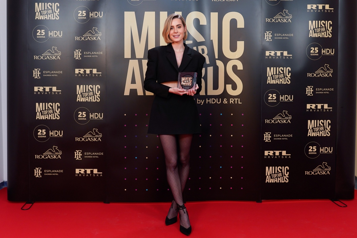Jedna od najpopularnijih svjetskih glazbenica - Dua Lipa putem video veze se uključila na dodjelu nagrada TOP.HR Music Awards