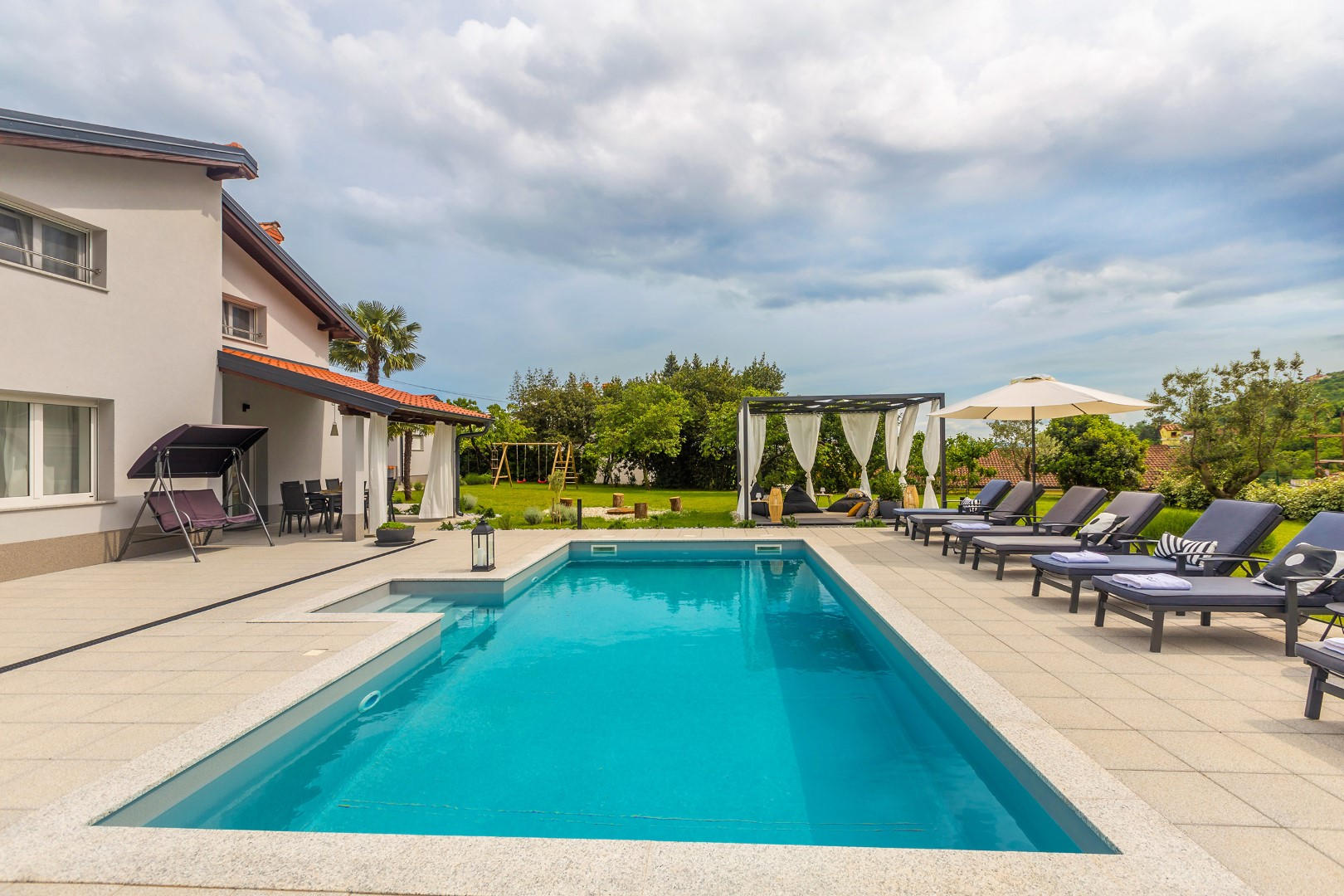 Pogledajte bogatu ponudu vila te rezervirajte vašu idealnu kuću s bazenom