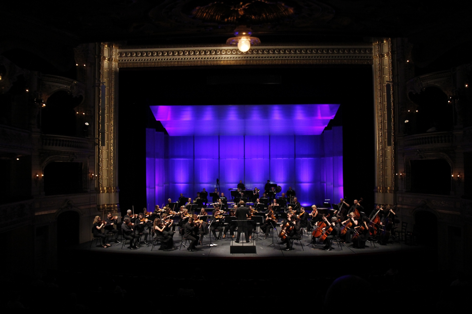Dvije izvedbe simfonijskog koncerta "Mozart, Strauss: Čežnja za vječnošću" pod ravnanjem Valentina Egela u "Zajcu"