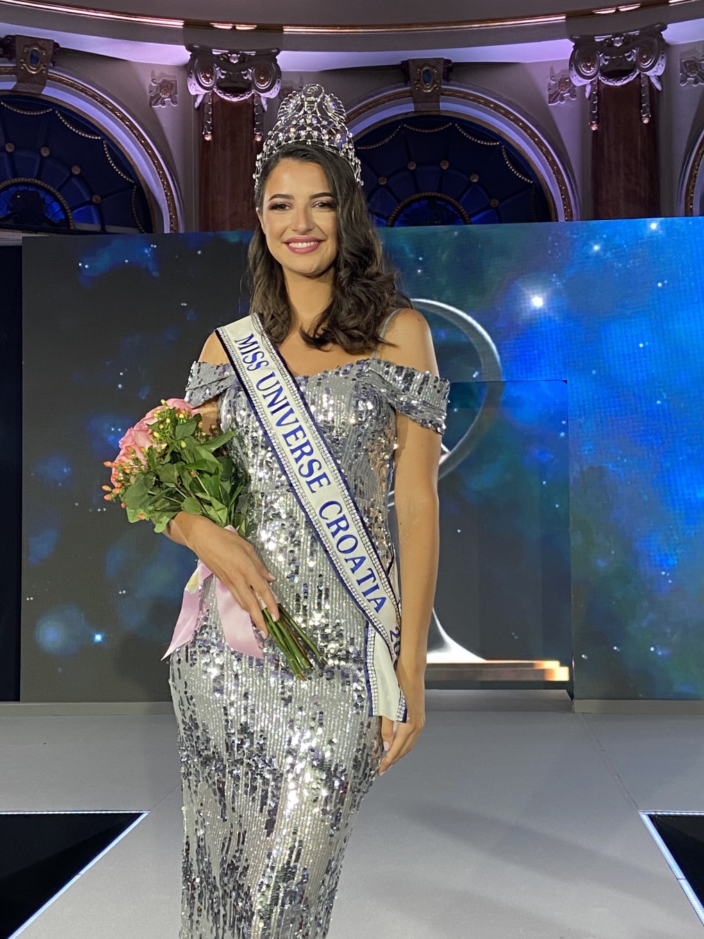 Miss Universe Hrvatske 2021 je dvadesetogodišnja Ora Antonia Ivanišević iz Dubrovnika