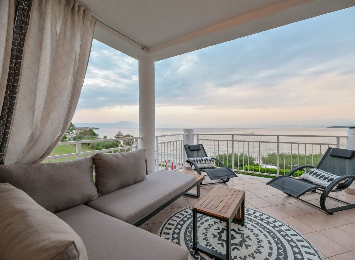 Dobrodošli u prostrani luksuzni Princess apartman koji nude najbolju kombinaciju odmora: savršen mir i panoramski pogled na more