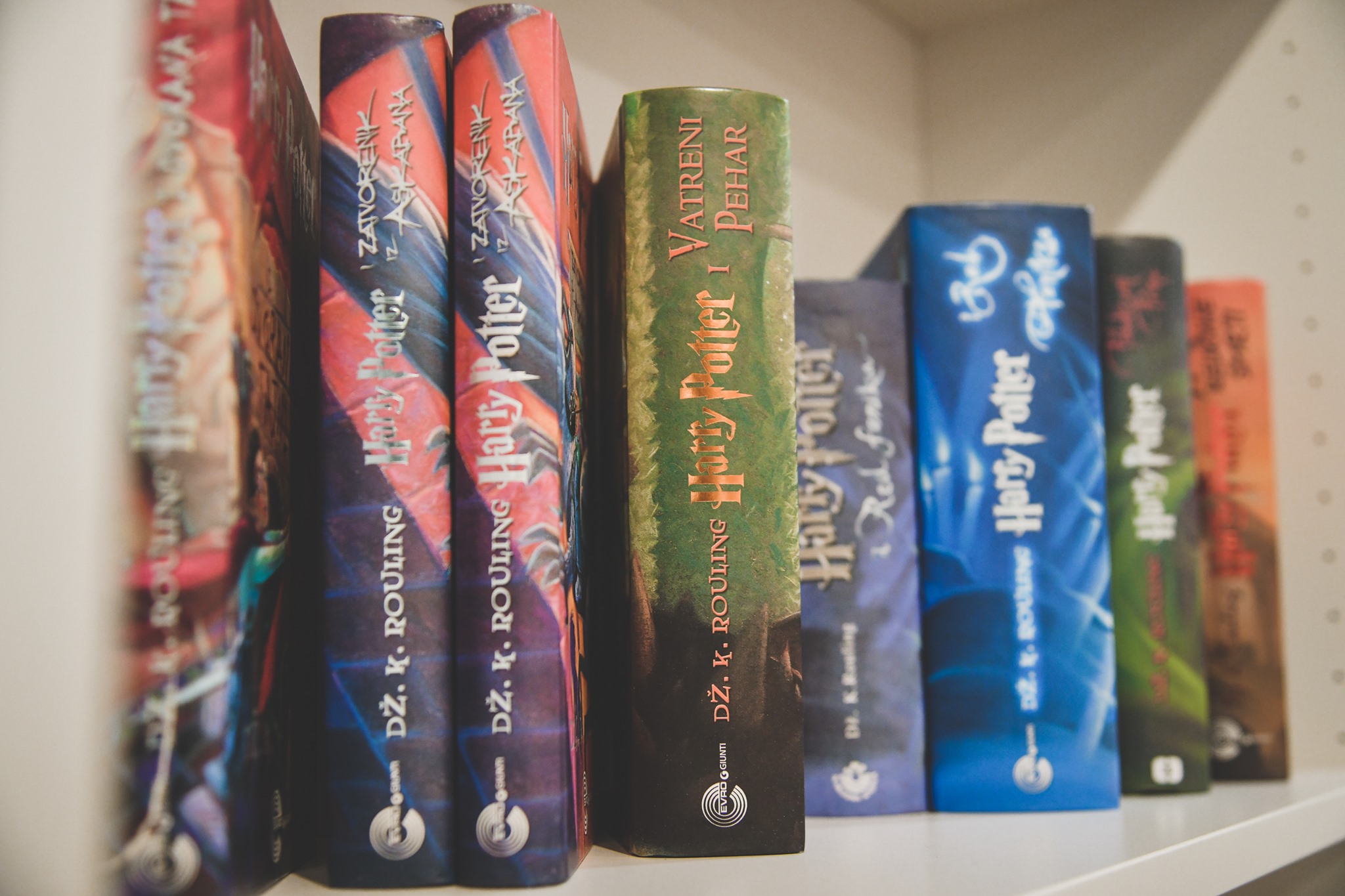 Predstavljena je izložba svjetskih izdanja Harryja Pottera u Rijeci!