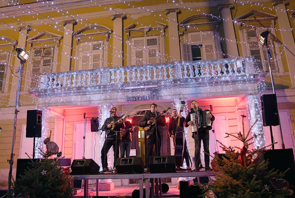 Na adventskim kućicama Primorske konobe možete uživati u bogatoj gastro ponudi i glazbenom programu!