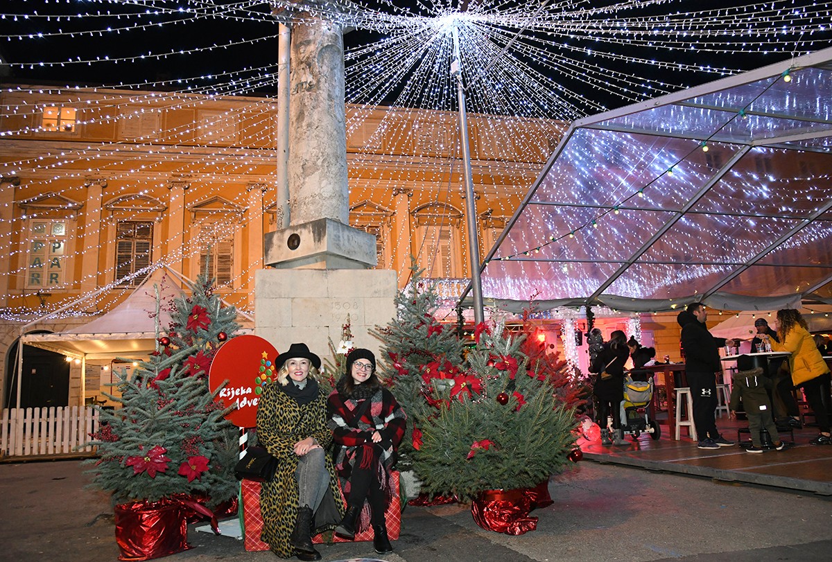 Na adventskim kućicama Primorske konobe možete uživati u bogatoj gastro ponudi i glazbenom programu!