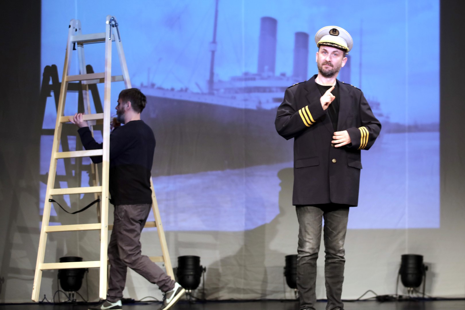 U kazališnoj predstavi "Potonuće Titanika" svoj obol o svakodnevici koja nas okružuje dao i Zoran Šprajc