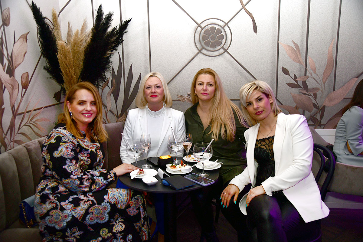 Brojne dame uživale su na "Ladies' Night" druženju u kavani Café Imperial