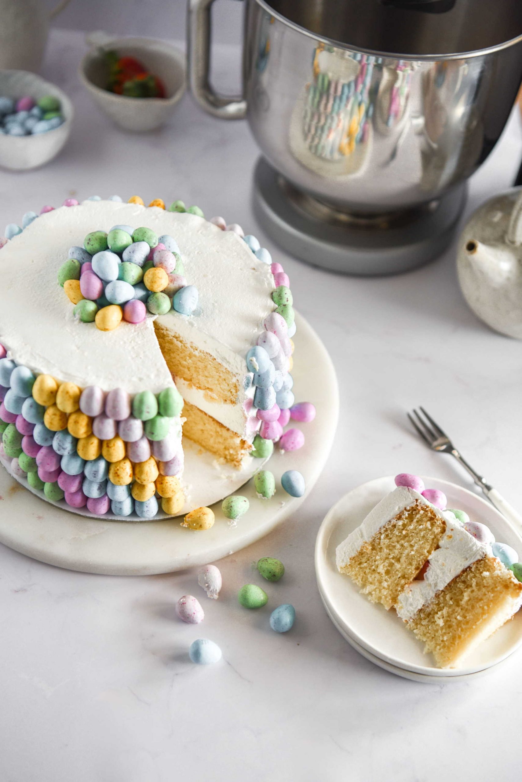 Nježna, kremasta i puna čokoladnih jaja, ova će torta obilježiti Uskrs