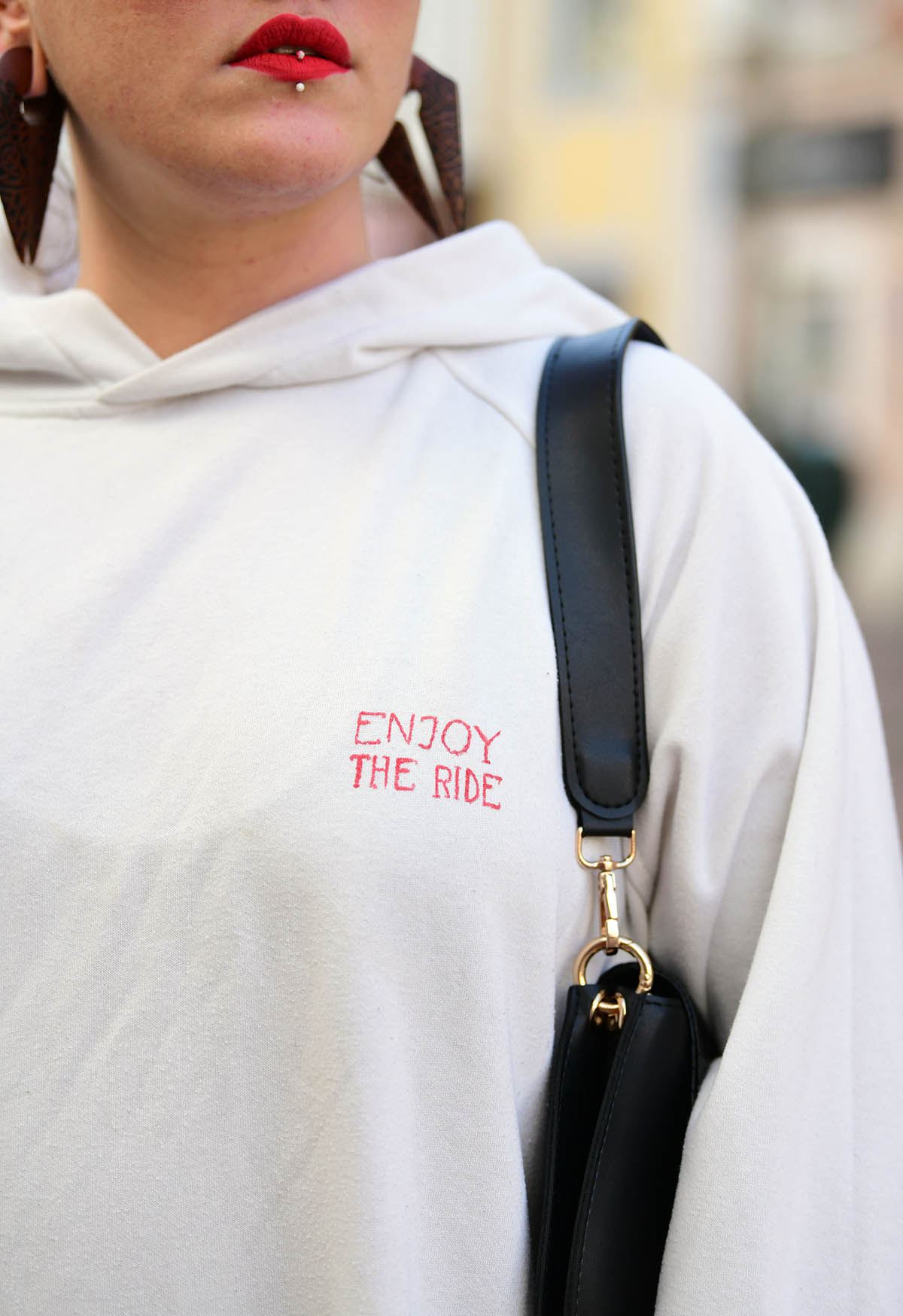 Extravagant streetstyle: hoodie haljina kao modni trend ove zime