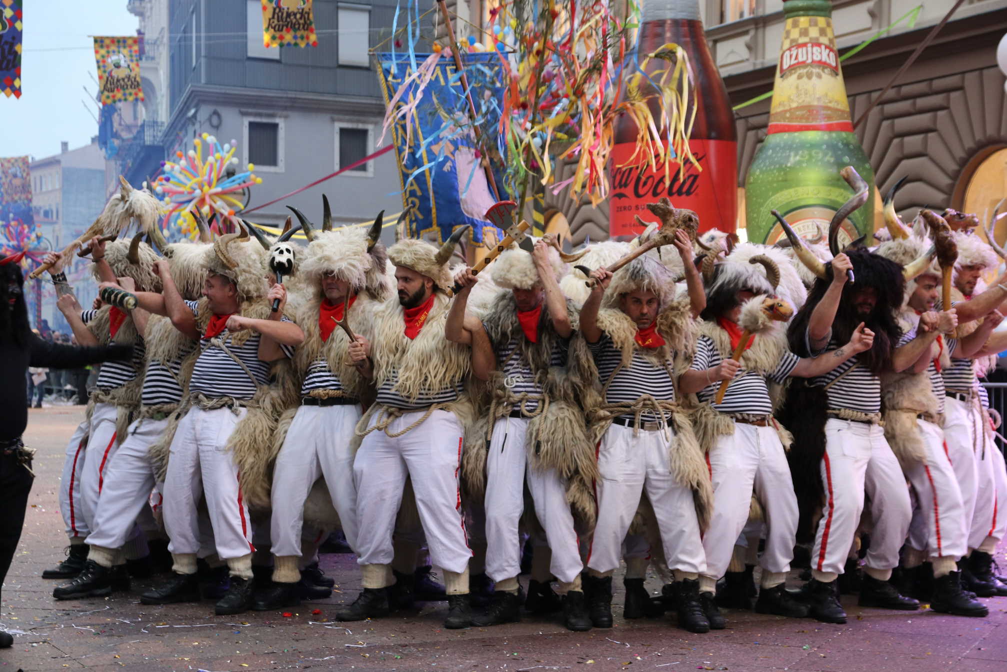 Gotovo 9.000 maškara zavladalo centrom grada i zatvorilo 40. Riječki karneval