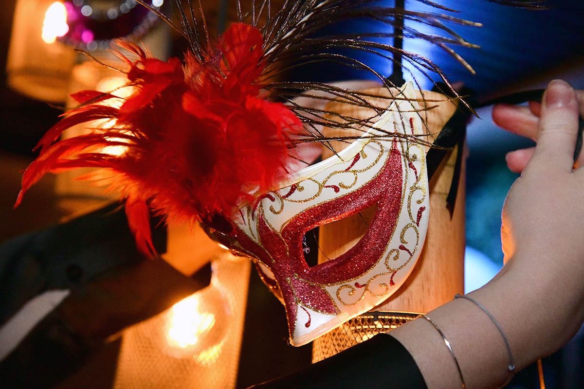 Masquerade Gala okupila brojne filmske likove u riječkom Broadwayju!