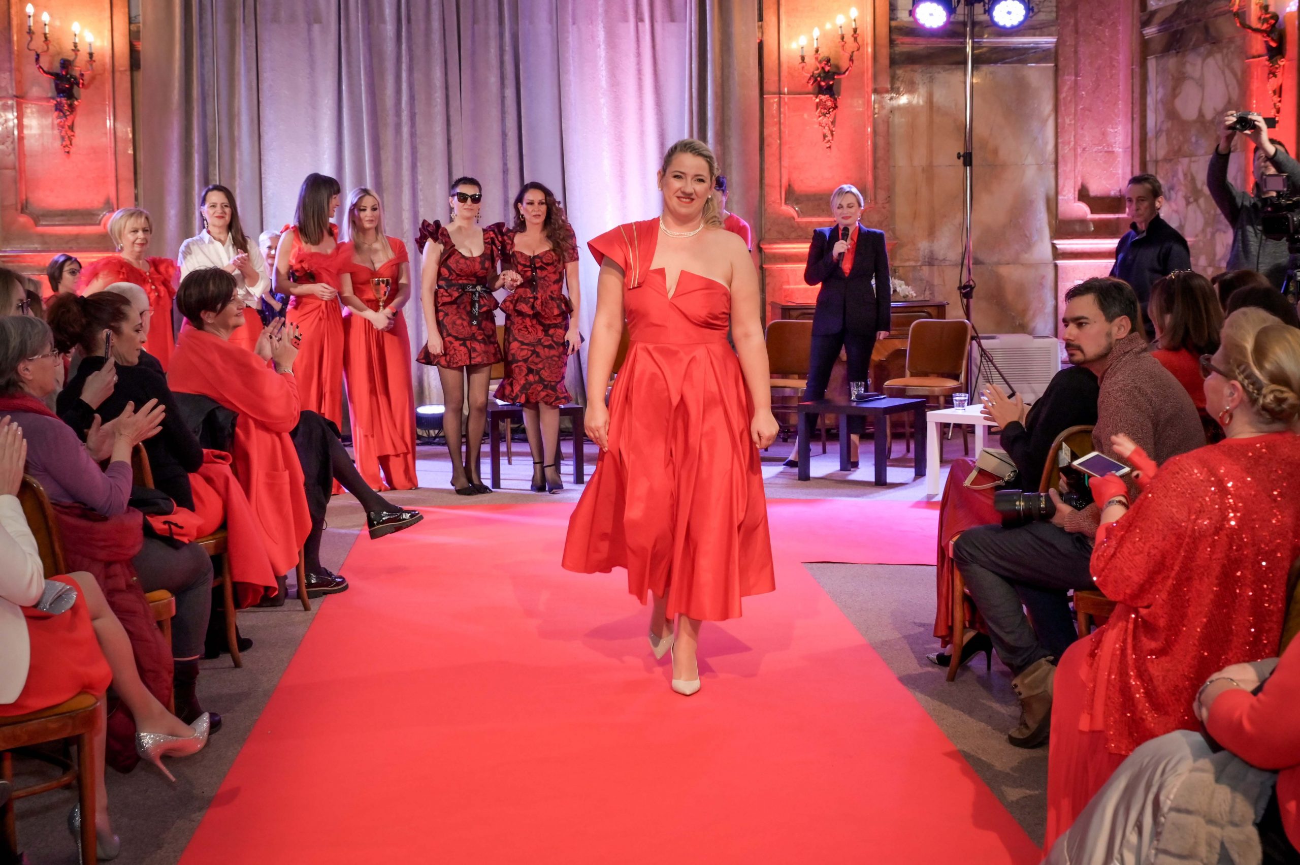 Dan crvenih haljina: Guvernerova palača zablistala u posebnom ruhu