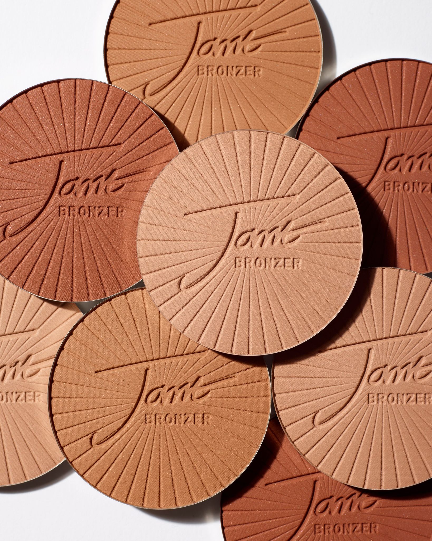 Stigli su noviteti brenda Jane Iredale –  mat bronzeri za suptilnu preplanulost, ali i snažne ljetne akcente!