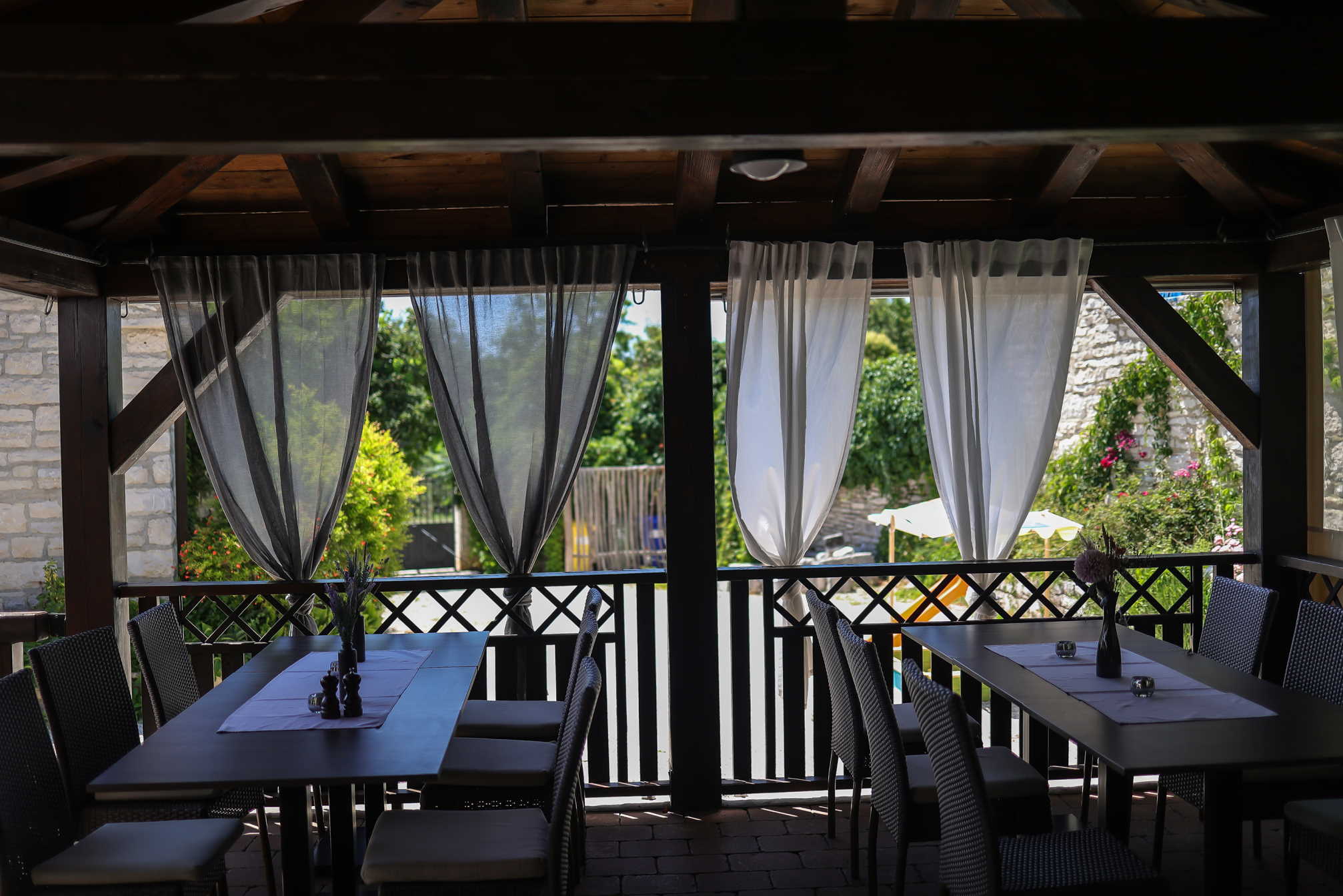 Vodimo vas u oazu iz snova: Hotel i restoran "Dva Baladura"!
