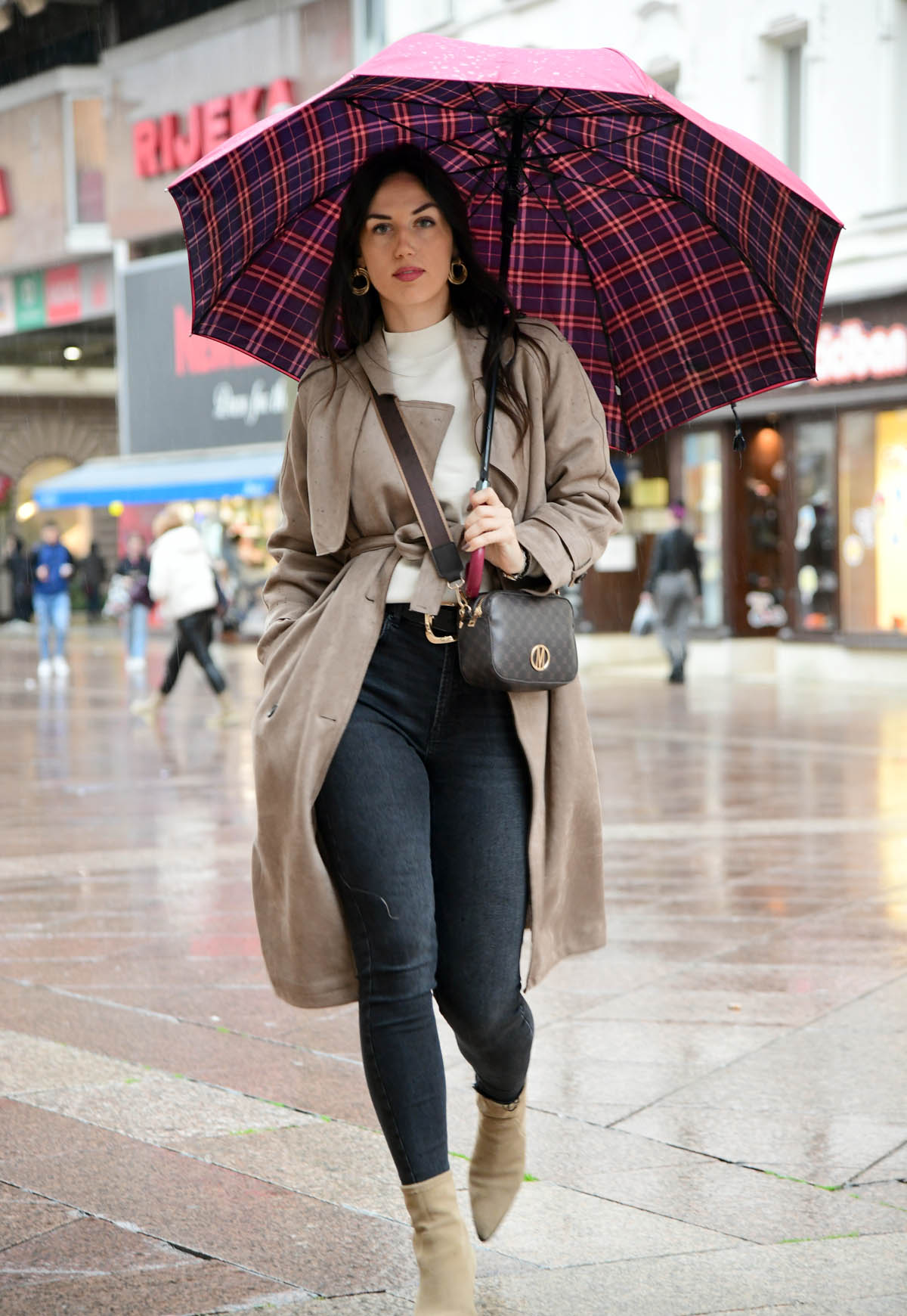 Extravagant streetstyle: lijepa Riječanka s kišobranom!