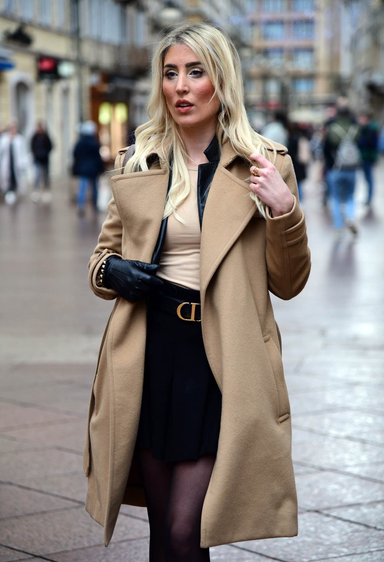 Extravagant streetstyle: riječka pjevačica nosi kaput koji nikad neće izaći iz mode