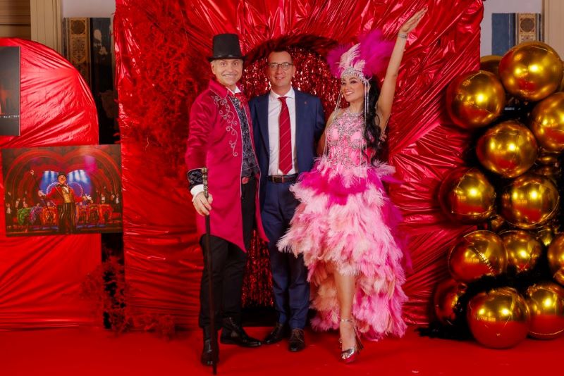 Moulin Rouge na hrvatski način! Crvenim tepihom prošetali Alka Vuica, Daniela Gračan, Šajeta, Tina Vukov i Damir Kedzo