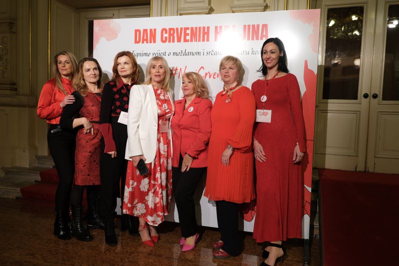 Obilježen Dan crvenih haljina: jedna od pet žena doživi moždani udar!