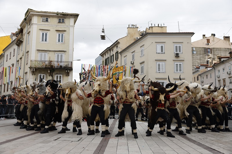 Gotovo 9.000 maškara proplesalo riječkim Korzom - Međunarodna karnevalska povorka oduševila je brojne gledatelje