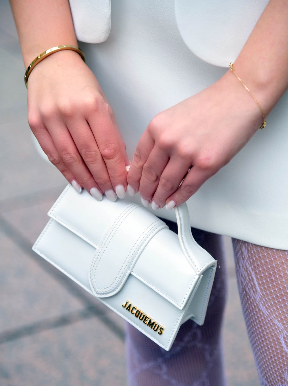 Extravagant streetstyle: modna rapsodija u bijelom