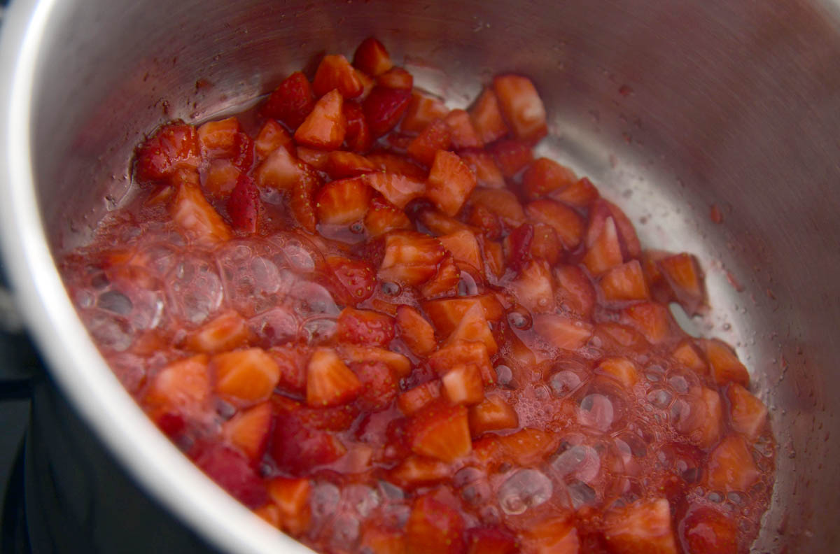 Extravagant chef: Neodoljive fritule s preljevom od jagoda