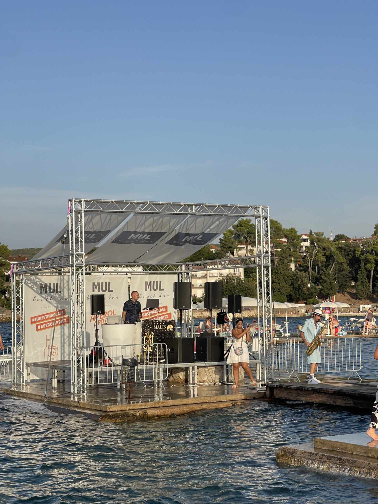 Like dana: poznati talijanski glazbenik rasplesao goste u Beach baru Mul!