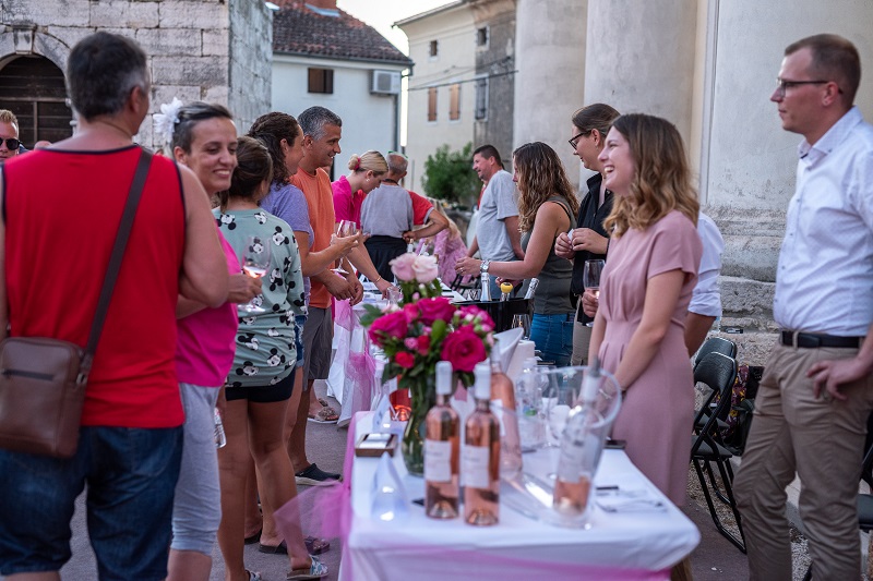 Ljetno osvježenje u čaši - Festival rose vina u Višnjanu