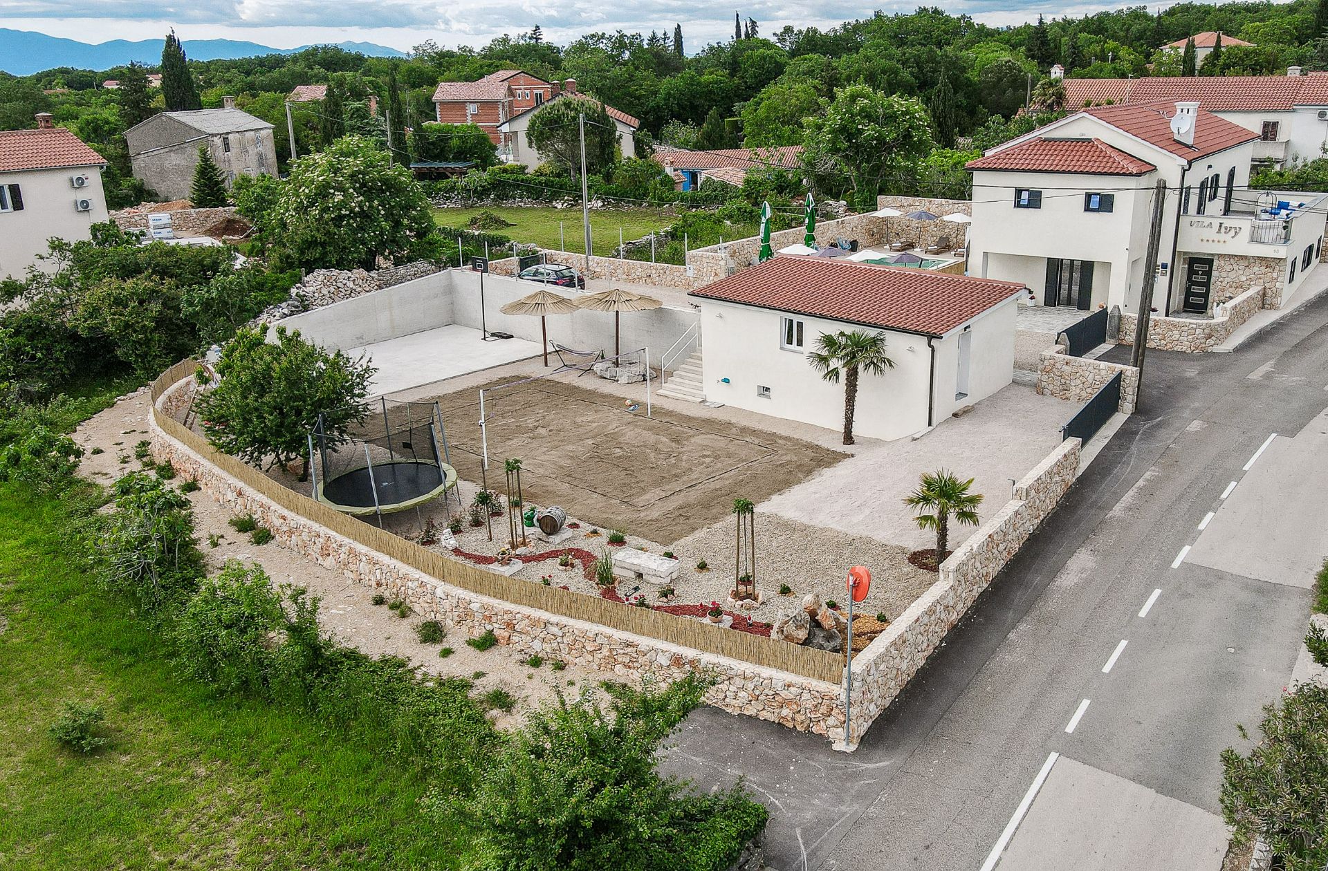 U mirnom okruženju s bazenom nalazi se oaza za uživanje - Villa Ivy